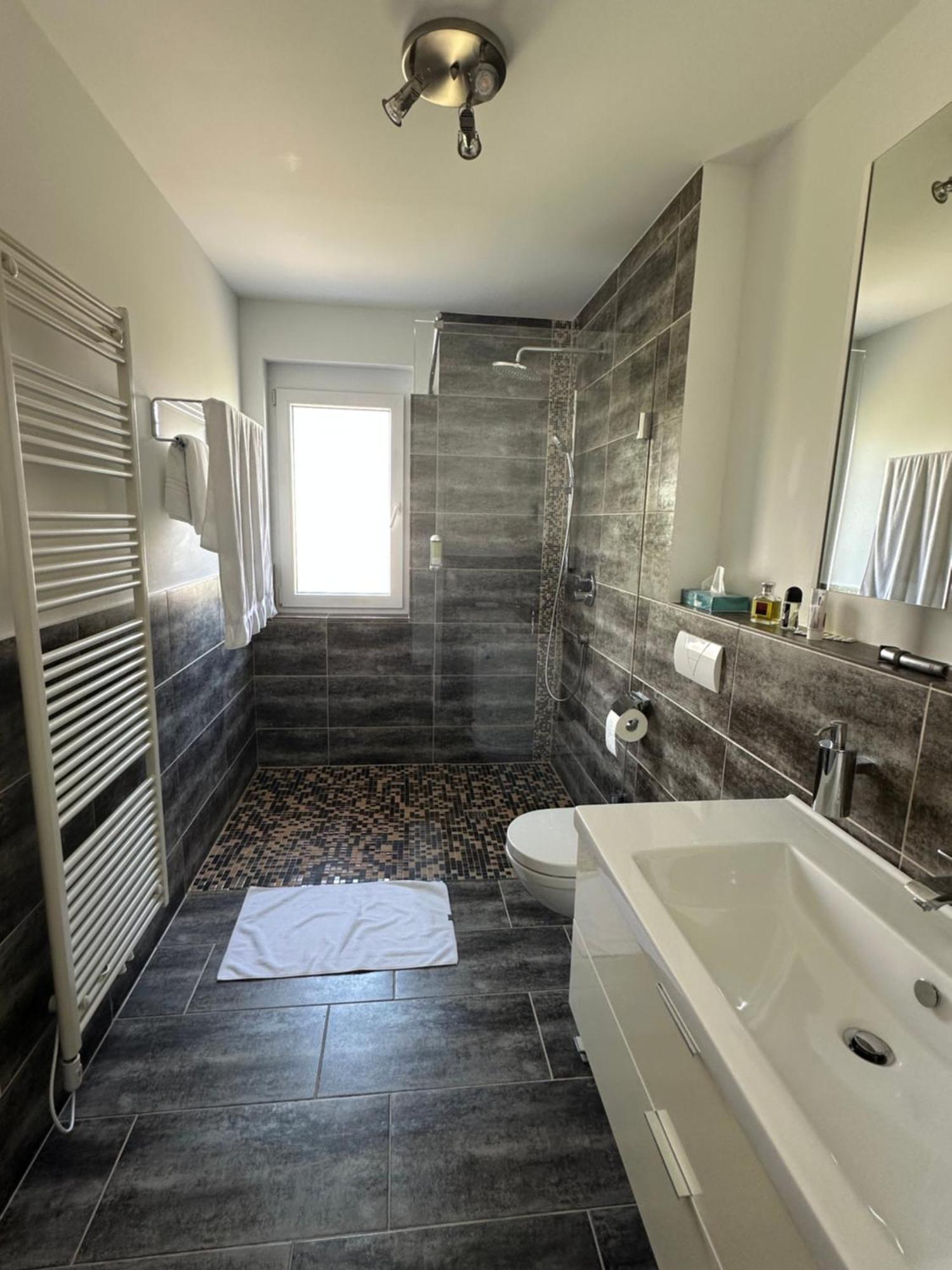 2-Zimmer-Ferienwohnung Mit Hotelservice Und 2 Balkons - Golf, Bike Und Wellness Im Markgraeflerland Bad Bellingen Extérieur photo